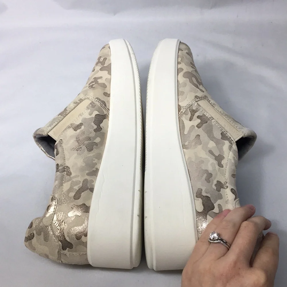 Clarks Women’s Layton Step Ivory Faux- Suede Camo Slip-On Shoes Size 11 Like-NEW